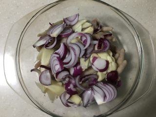 7、柠檬凤爪,再撒上洋葱片，一层层的包裹着均匀。