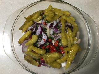 8、柠檬凤爪,均匀地撒上小米椒。