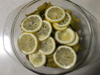 9、柠檬凤爪,均匀地铺上柠檬片。