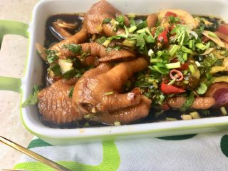 13、柠檬凤爪,腌制一夜后鸡爪色香味俱全，肉皮琥珀色，晶莹剔透，酸辣爽口。