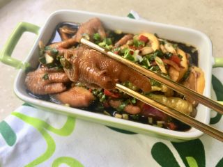 14、柠檬凤爪,每一块鸡爪麻辣有滋、皮韧肉香，开胃健脾，很好的下饭菜！