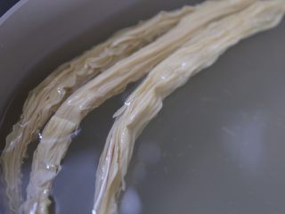 2、黄瓜拌腐竹,腐竹提前用水泡软