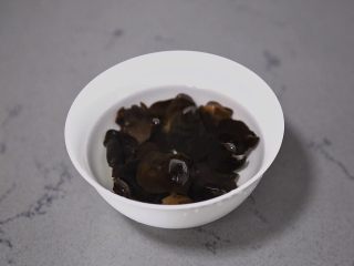 4、黄瓜拌腐竹,木耳也提前泡发