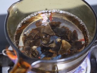 6、黄瓜拌腐竹,将木耳焯水1分钟