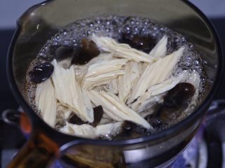 7、黄瓜拌腐竹,接着放入腐竹焯水1分钟