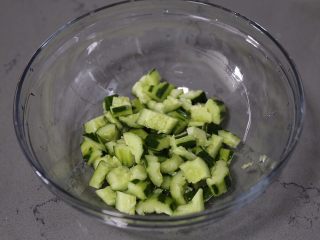 11、黄瓜拌腐竹,将拍好的黄瓜放入大碗中