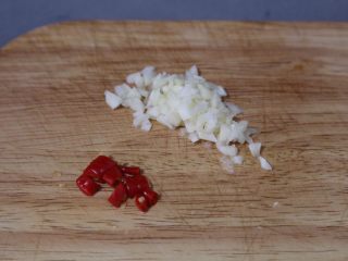 13、黄瓜拌腐竹,蒜和小米辣切碎末