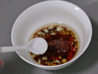 17、黄瓜拌腐竹,调入盐和白糖