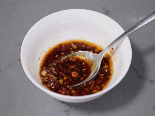 18、黄瓜拌腐竹,搅拌均匀