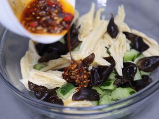 19、黄瓜拌腐竹,倒入腐竹黄瓜碗中