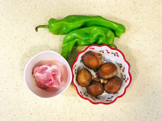 1、香菇炒肉片,准备好食材