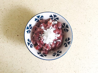 5、香菇炒肉片,加盐调味