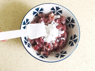 6、香菇炒肉片,加一勺淀粉