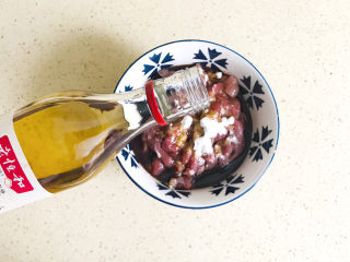 8、香菇炒肉片,继续淋上料酒