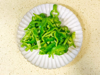 11、香菇炒肉片,辣椒洗净，去籽，切薄片