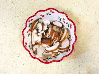 10、香菇炒肉片,香菇洗净，切薄片