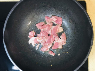 12、香菇炒肉片,起油锅，油烧热后，投入猪肉煸炒