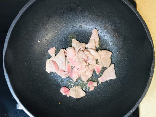 13、香菇炒肉片,煸炒至猪肉变色