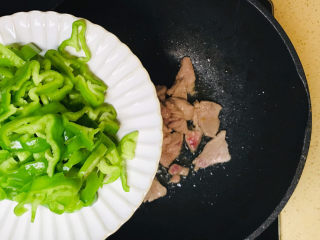 14、香菇炒肉片,加入辣椒