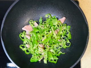15、香菇炒肉片,煸炒出辣味