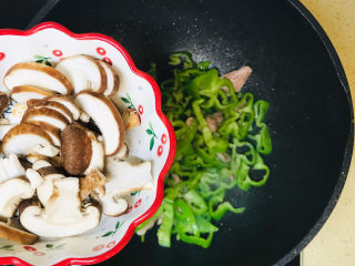 16、香菇炒肉片,投入香菇，一起翻炒