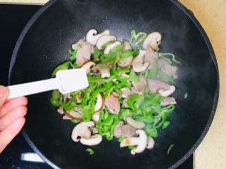 17、香菇炒肉片,一直翻炒至辣椒恹恹，撒上盐调味