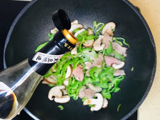 18、香菇炒肉片,淋入少许生抽