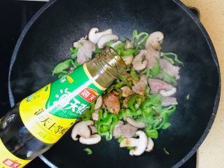 19、香菇炒肉片,滴入蚝油