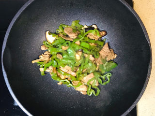 20、香菇炒肉片,翻炒均匀就可以关火起锅了