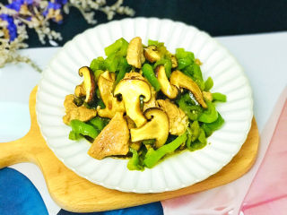 21、香菇炒肉片,一道美味的香菇辣椒炒肉就做好了