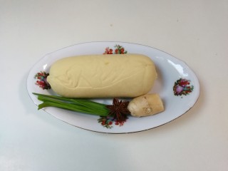 1、十味  青蒜生抽素鸡,准备好食材：一根素鸡，姜，八角，青蒜