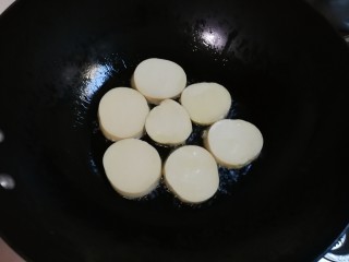 5、十味  青蒜生抽素鸡,热锅热油放入素鸡中火煎黄