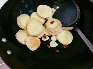 8、十味  青蒜生抽素鸡,放入扳碎的八角一起煎出香味