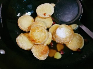 13、十味  青蒜生抽素鸡,放入适量清水烧开，转小火烧至汤汁至干