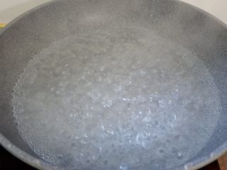 2、韭菜素肉丝,锅中烧开水