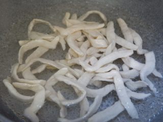 3、韭菜素肉丝,将泡发好的素肉焯烫片刻。