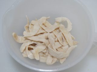 4、韭菜素肉丝,取出沥干水。