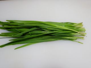 6、韭菜素肉丝,韭菜洗净。