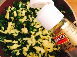 8、韭菜盒子 (家庭经典版),盛出后和切碎的韭菜搅拌和匀，加入几滴芝麻油增香