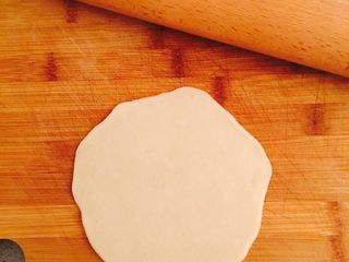 10、韭菜盒子 (家庭经典版),擀成面皮，薄厚适中，大概两毫米厚