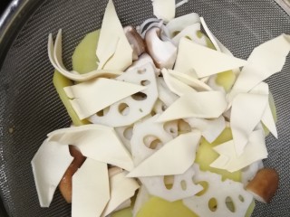 3、麻辣黑鸭 鸭货,食材需要先焯水，然后控水，水沸腾，倒入生的食材，等水再开捞出就可以