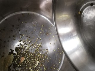 4、麻辣黑鸭 鸭货,锅里不用放油，直接放调料，花椒香味