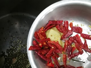 5、麻辣黑鸭 鸭货,姜，冰糖，辣椒