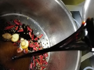 6、麻辣黑鸭 鸭货,倒入液体调味料，这里已经加过水了做肉类的话也可以加啤酒，去腥增香