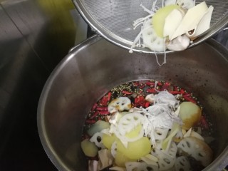 7、麻辣黑鸭 鸭货,倒入食材，食材最好别有太多的水分，如果做肉类的，焯水后要用凉水投凉了，然后最好，风干水分，