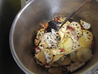 8、麻辣黑鸭 鸭货,搅拌均匀，开火了