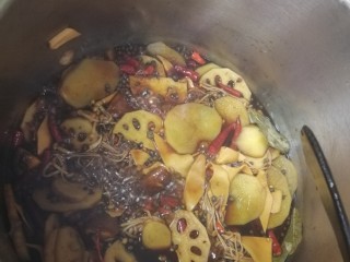 9、麻辣黑鸭 鸭货,水开了，可以盖上锅盖，或者保鲜膜如下图