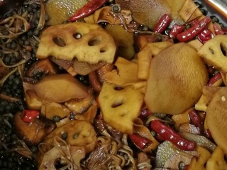 11、麻辣黑鸭 鸭货,咕嘟咕嘟到快要收干了，里可以关火了。这个时候东西已经变了颜色，但也不是特别黑