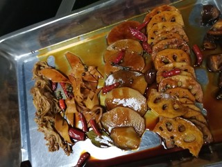 13、麻辣黑鸭 鸭货,我是放在了冰箱里让他们快速降温的，因为现在天热，实在是太慢了，剩下的汤汁淋在凉了的食材上就好了