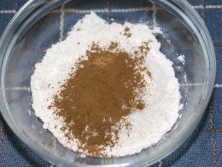 2、红茶燕麦椰丝球,低筋粉和红茶粉放进碗里